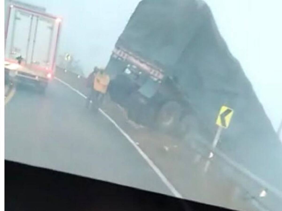 VIDEO: Tractomula se salió de la vía cerca a Tona
