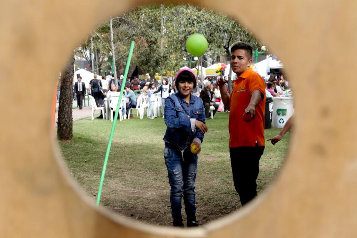 A la feria asisten jóvenes, niños, familias enteras y hasta extranjeros.