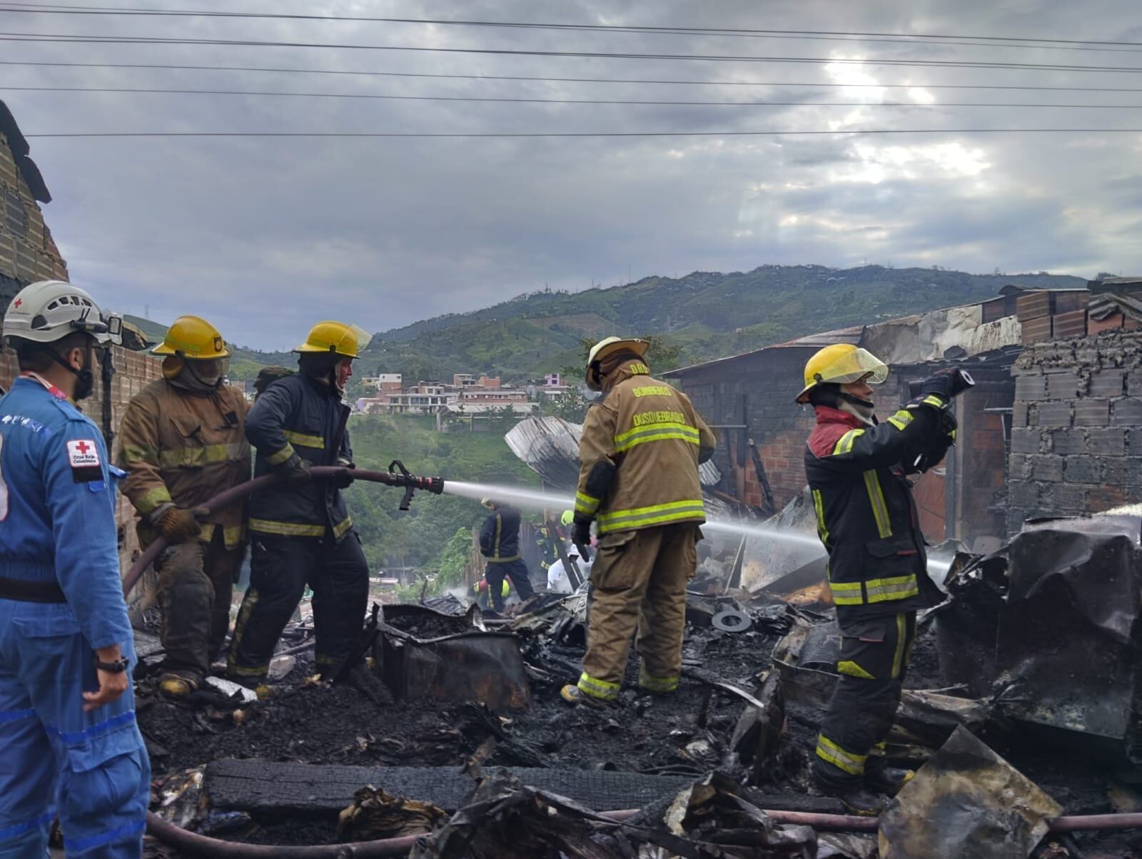 Incendio en el sector de La Carrilera - Cuerpo de Bomberos Voluntarios de Santa Rosa de Cabal.