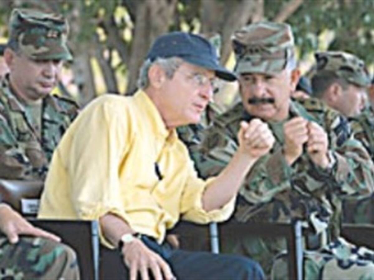 Ex ministro de Defensa y ex comandantes militares declararán hoy ante la Fiscalía por masacre