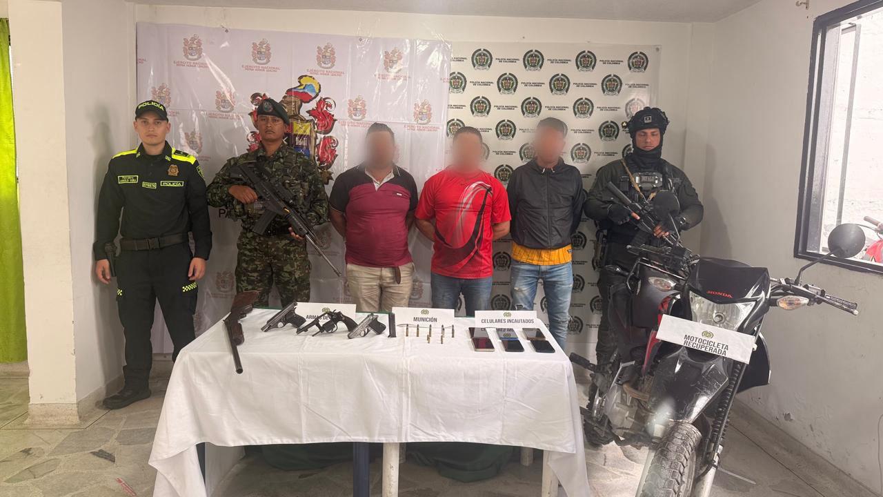 Alias “Pinzas”, “Barbas” y “Mototaxi” fueron capturados en operativos simultáneos en zonas rurales de La Plata y Gigante. Foto Policía Huila.