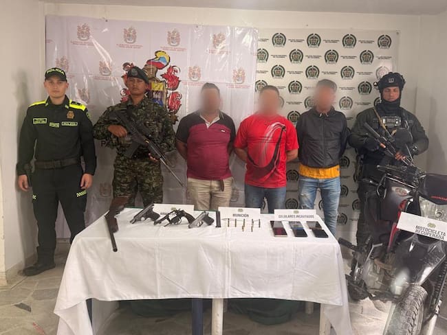 Alias “Pinzas”, “Barbas” y “Mototaxi” fueron capturados en operativos simultáneos en zonas rurales de La Plata y Gigante. Foto Policía Huila.