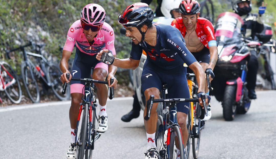 Daniel Felipe Martínez le da una voz de aliento a Egan Bernal durante la etapa 17 del Giro de Italia