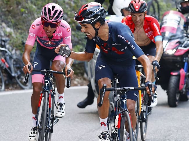 Daniel Felipe Martínez le da una voz de aliento a Egan Bernal durante la etapa 17 del Giro de Italia