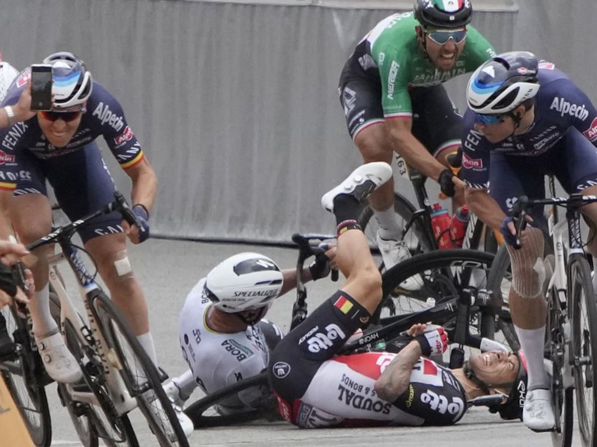 La impresionante caída de Caleb Ewan que terminó en fractura de clavícula
