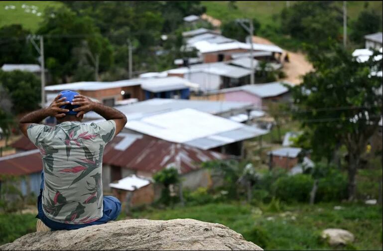 Un hombre contempla el municipio de Morales, al sur de Bolívar en Colombia, el 22 de noviembre de 2023 AFP (Raul ARBOLEDA)