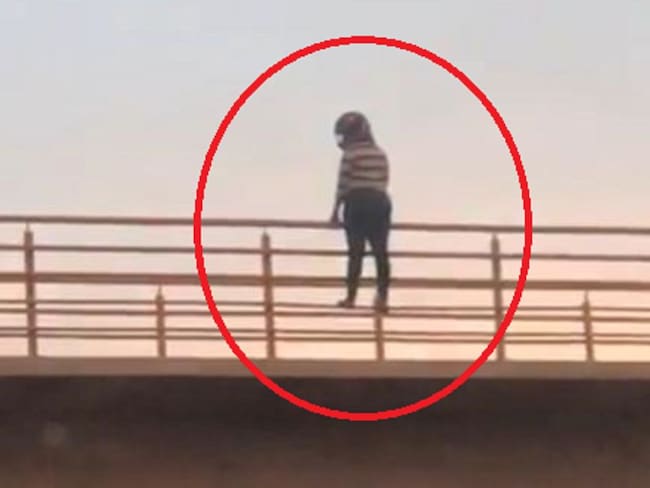 Mujer se lanza de un puente peatonal en Santa Marta