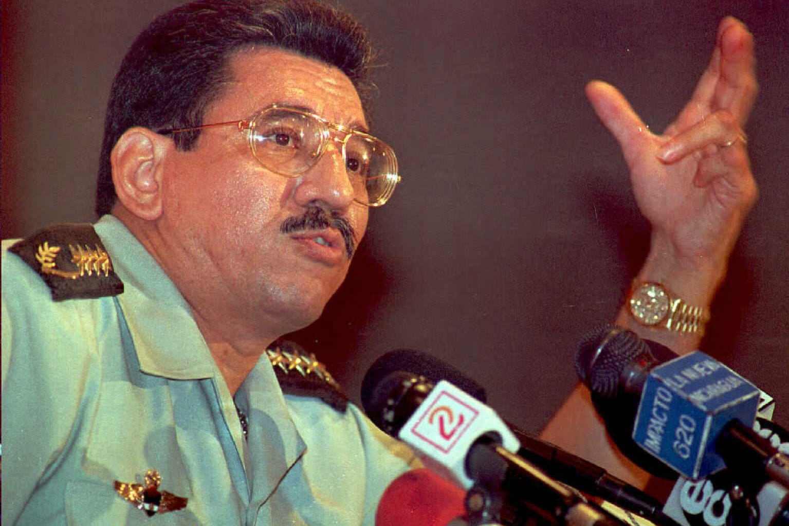 Nicaraguan Army Chief Humberto Ortega, brother of former Nicaraguan President Daniel Ortega, addresses a press conference in Managua, Nicarauga, 20 December 1994 to announce that his successor will be named 21 December by President Violeta Chamorro. Ortega,who has been the head of the army since the 1979 Sandinista Revolution,will leave his position 21 February 1995. (Photo by PEDRO UGARTE / AFP)