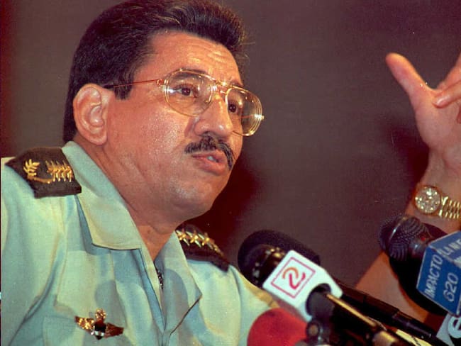 Nicaraguan Army Chief Humberto Ortega, brother of former Nicaraguan President Daniel Ortega, addresses a press conference in Managua, Nicarauga, 20 December 1994 to announce that his successor will be named 21 December by President Violeta Chamorro. Ortega,who has been the head of the army since the 1979 Sandinista Revolution,will leave his position 21 February 1995. (Photo by PEDRO UGARTE / AFP)