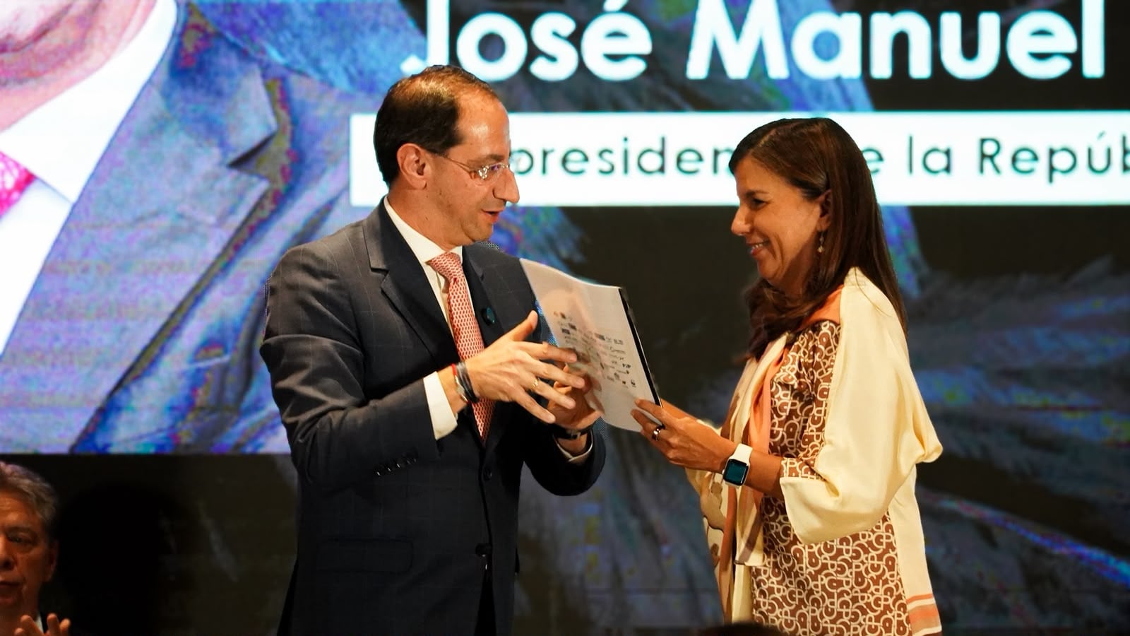 José Manuel Restrepo, vicepresidente electo de Colombia, recibe la ficha técnica sobre desarrollo económico de Proyecto Colombia. | Foto: Caracol Radio