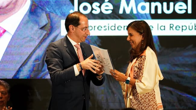 José Manuel Restrepo, vicepresidente electo de Colombia, recibe la ficha técnica sobre desarrollo económico de Proyecto Colombia. | Foto: Caracol Radio