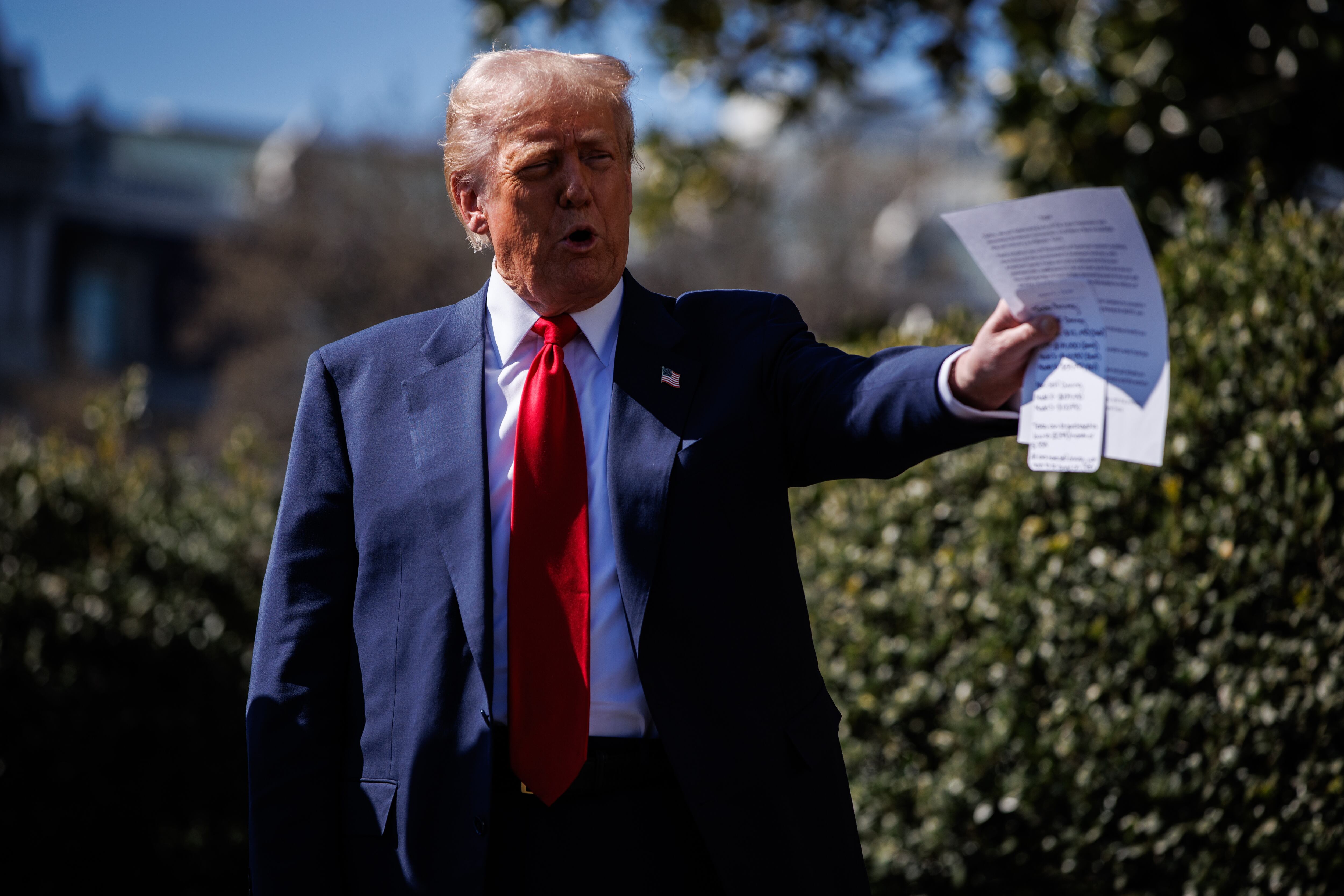 WASHINGTON (USA), 11/03/2025.- US President Donald Trump speaks in front of a group of Tesla vehicles on the South Lawn of the White House in Washington, D.C., USA, 11 March 2025. President Trump has said he will buy a Tesla to support Tesla and Elon Musk after recent attacks on Tesla charging stations and calls for boycotts of Tesla products. EFE/EPA/SAMUEL CORUM / POOL