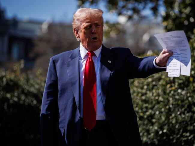 WASHINGTON (USA), 11/03/2025.- US President Donald Trump speaks in front of a group of Tesla vehicles on the South Lawn of the White House in Washington, D.C., USA, 11 March 2025. President Trump has said he will buy a Tesla to support Tesla and Elon Musk after recent attacks on Tesla charging stations and calls for boycotts of Tesla products. EFE/EPA/SAMUEL CORUM / POOL