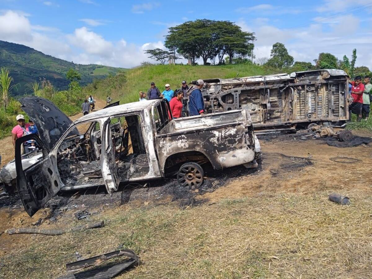 Asonada contra el Ejército y la Policía en Cauca: tres vehículos incendiados