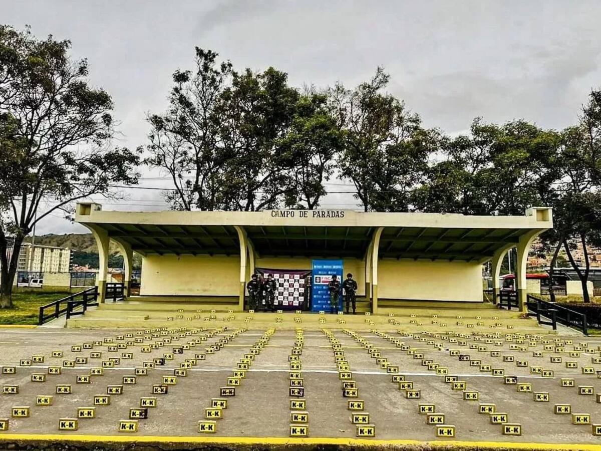 Ejército y Fiscalía incautan más de 400 kilos de cocaína ocultos en maquinaria pesada en Bogotá