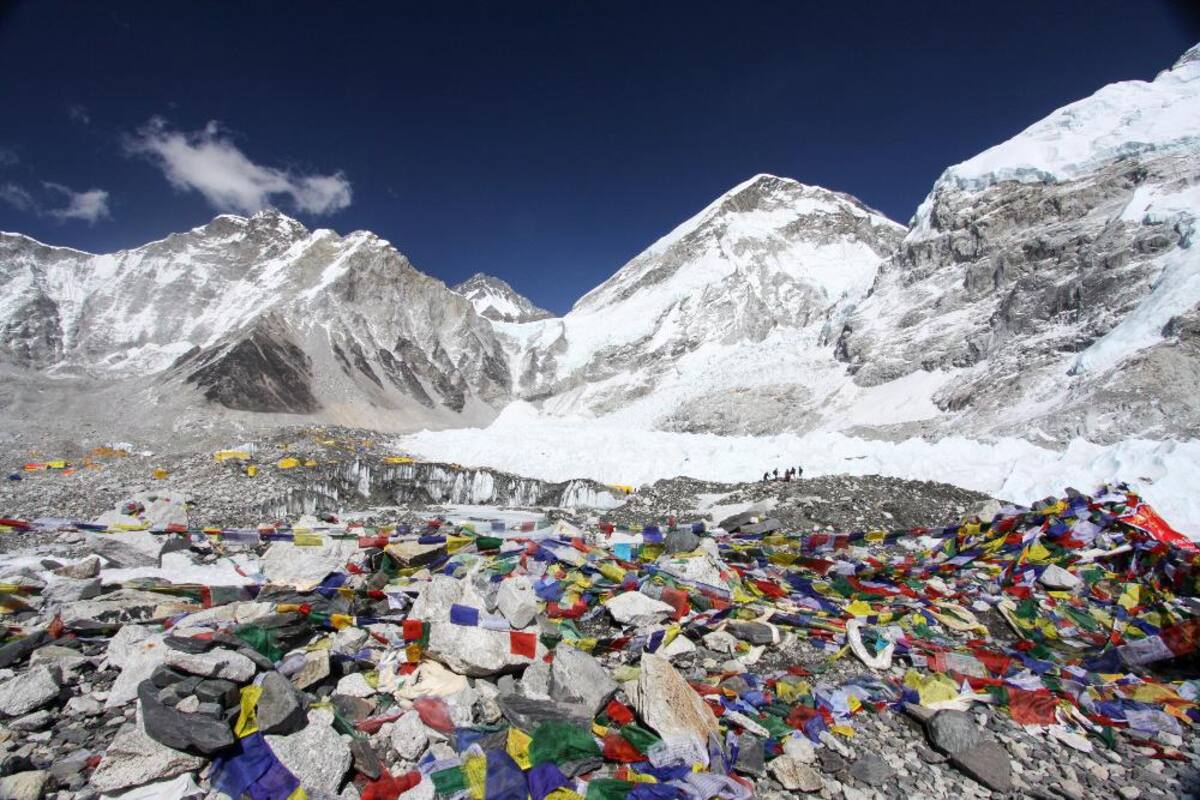 Al menos 10 alpinistas murieron por consecuencia de una avalancha tras el terremoto de 7,9 grados. Hay montañistas atrapados y campamentos sepultados. En la zona está nevando razón por la cual los helicópteros no pudieron llegar pronto para prestar labores de auxilio.