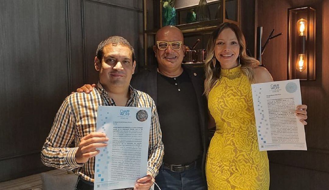 Los dos hijos de los excapos del narcotráfico, Mónica Lehder y Miguel Andrés Rodríguez recibiendo el reconocimiento como embajadores de paz