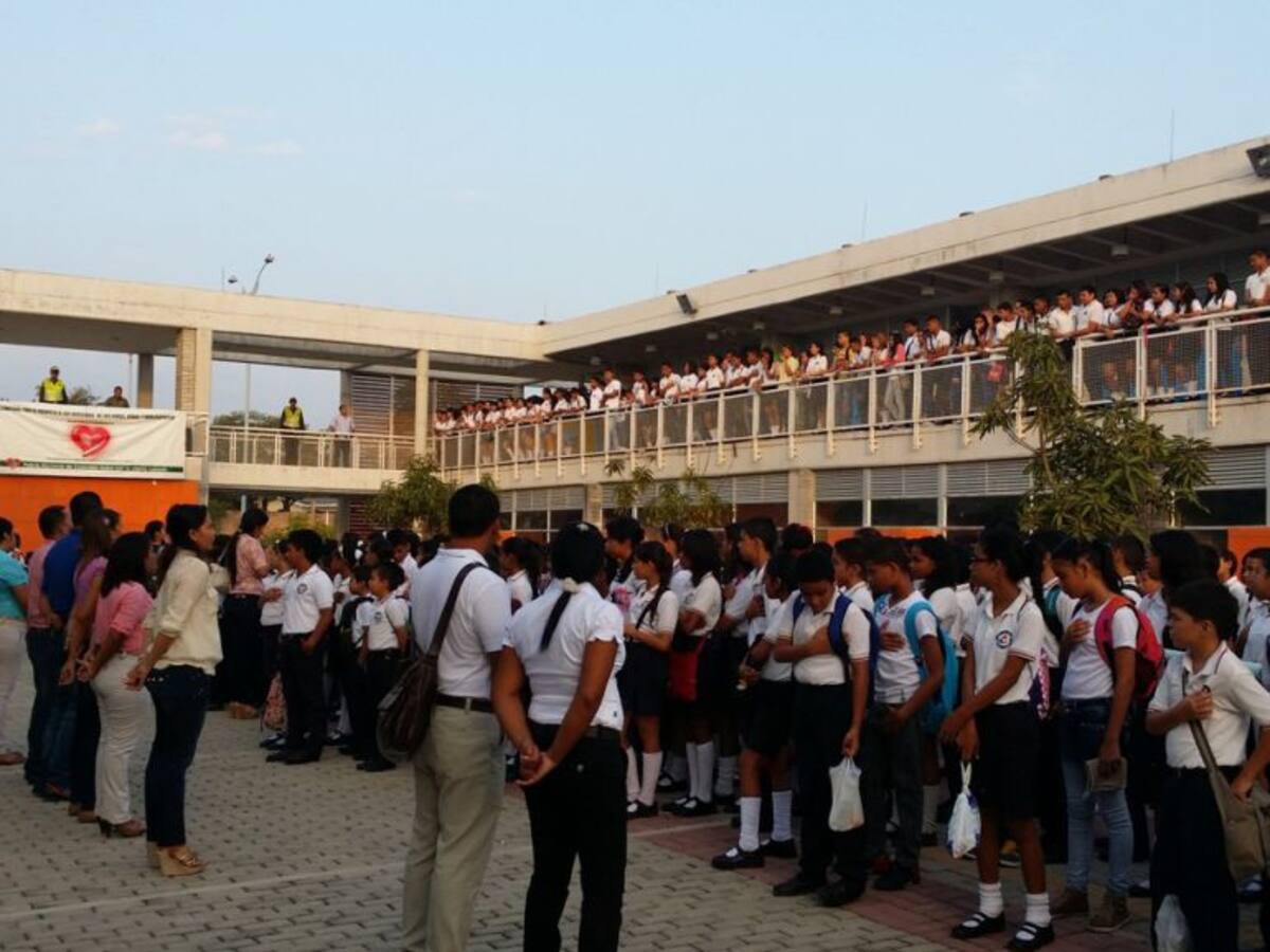 Estudiantes reciben clases debajo de los árboles por falta de luz