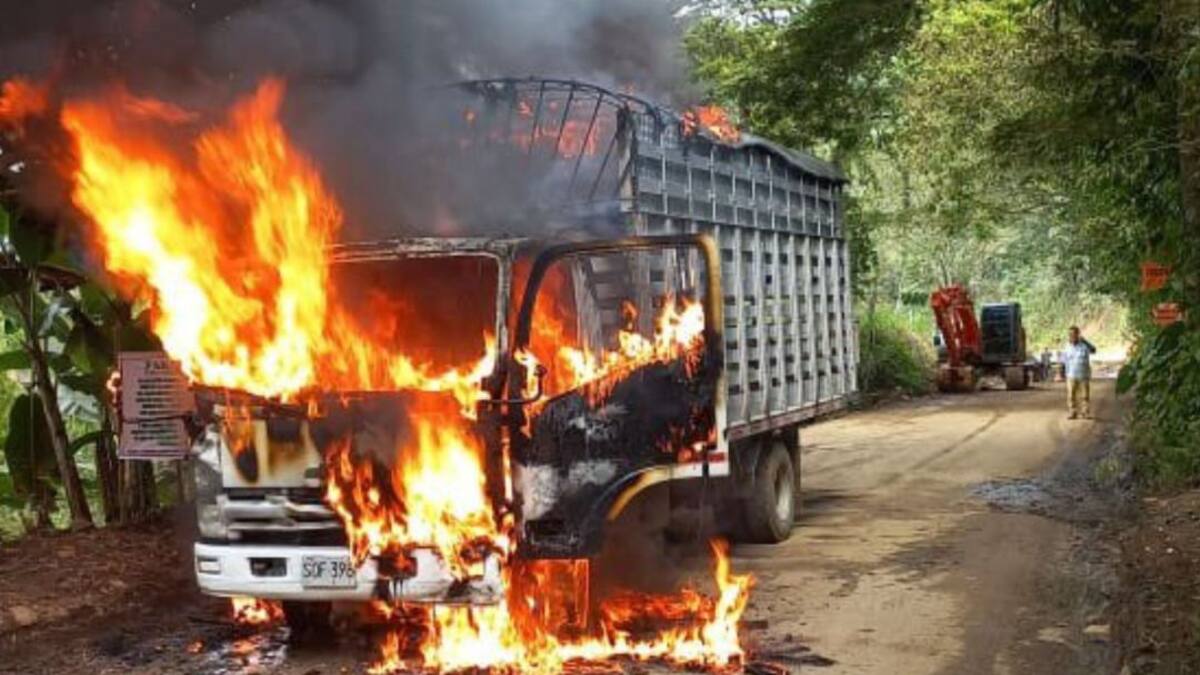 Camión es incinerado por disidencias luego de consejo de seguridad en Tuluá