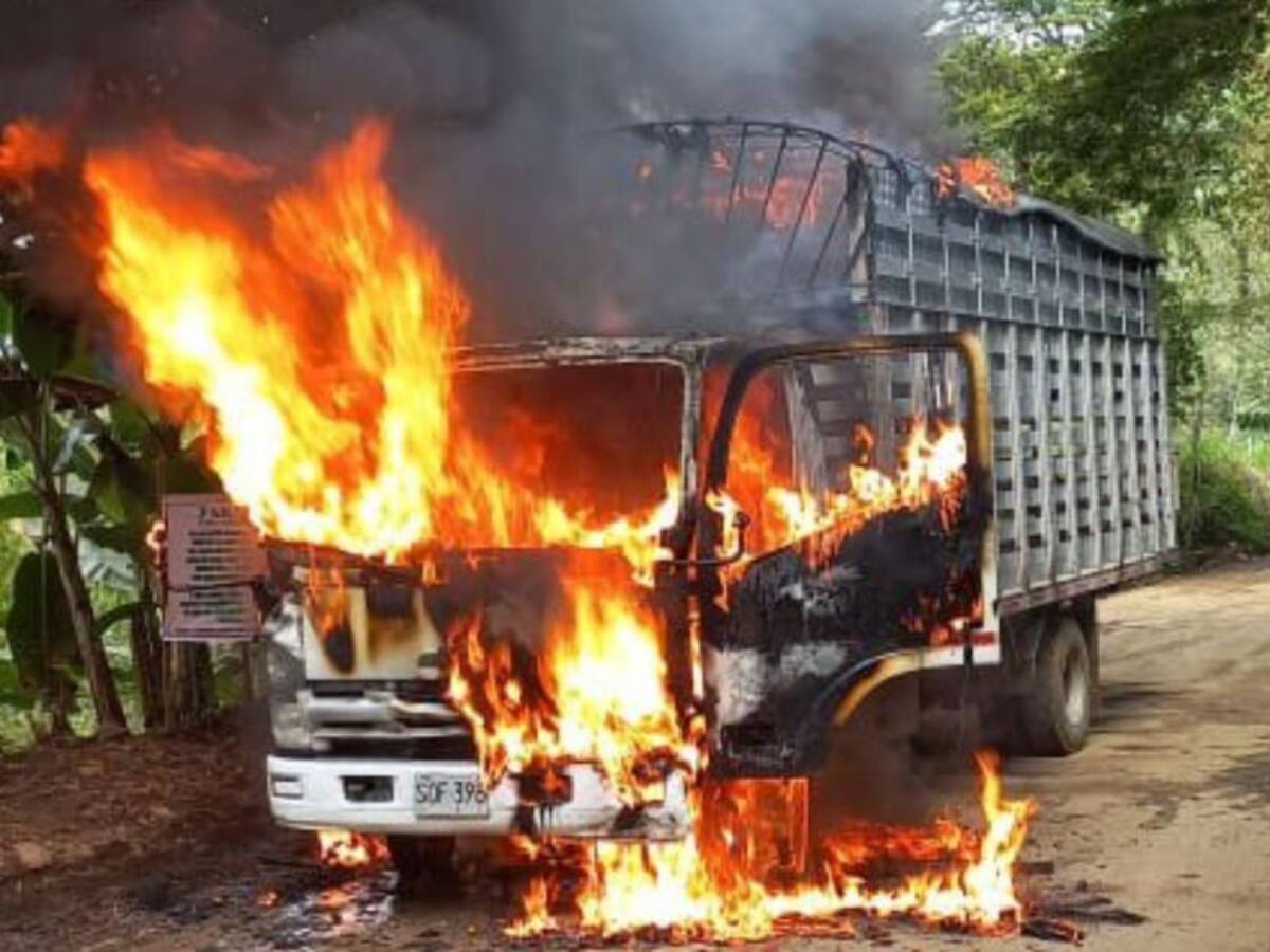 Camión es incinerado por disidencias luego de consejo de seguridad en Tuluá