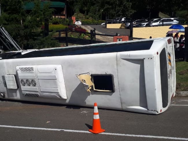 Varios heridos dejó accidente de un bus en las Palmas