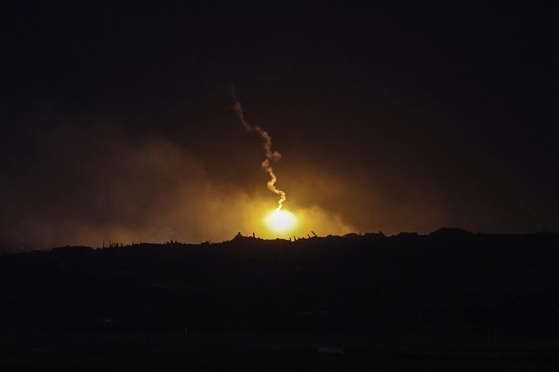 Kfar Aza (Israel), 29/10/2025.- A flare fired by the Israeli army over the northern part of Gaza is seen from Kfar Aza, southern Israel, 29 October 2025. After security talks, Israeli Prime Minister Netanyahu ordered immediate, powerful strikes on Gaza. Both Israel and Hamas accuse each other of violating the ceasefire. EFE/EPA/ATEF SAFADI