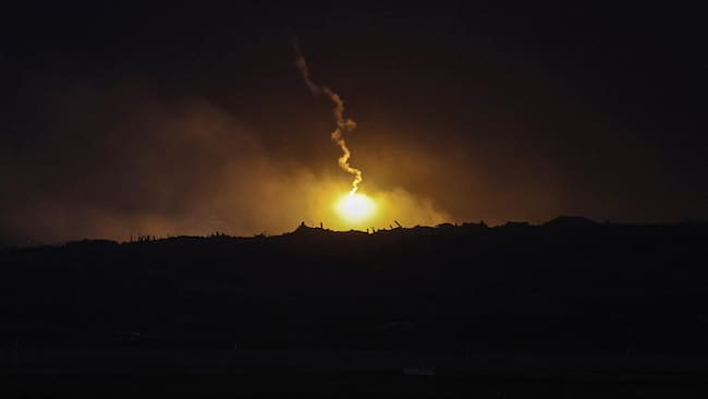 Kfar Aza (Israel), 29/10/2025.- A flare fired by the Israeli army over the northern part of Gaza is seen from Kfar Aza, southern Israel, 29 October 2025. After security talks, Israeli Prime Minister Netanyahu ordered immediate, powerful strikes on Gaza. Both Israel and Hamas accuse each other of violating the ceasefire. EFE/EPA/ATEF SAFADI