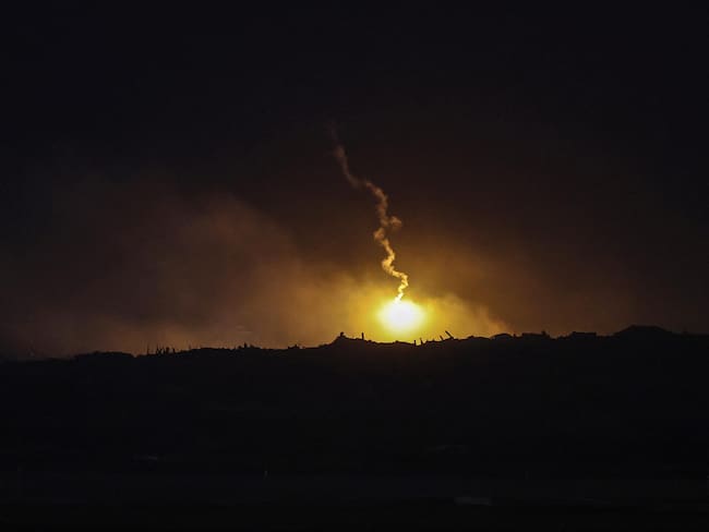 Kfar Aza (Israel), 29/10/2025.- A flare fired by the Israeli army over the northern part of Gaza is seen from Kfar Aza, southern Israel, 29 October 2025. After security talks, Israeli Prime Minister Netanyahu ordered immediate, powerful strikes on Gaza. Both Israel and Hamas accuse each other of violating the ceasefire. EFE/EPA/ATEF SAFADI