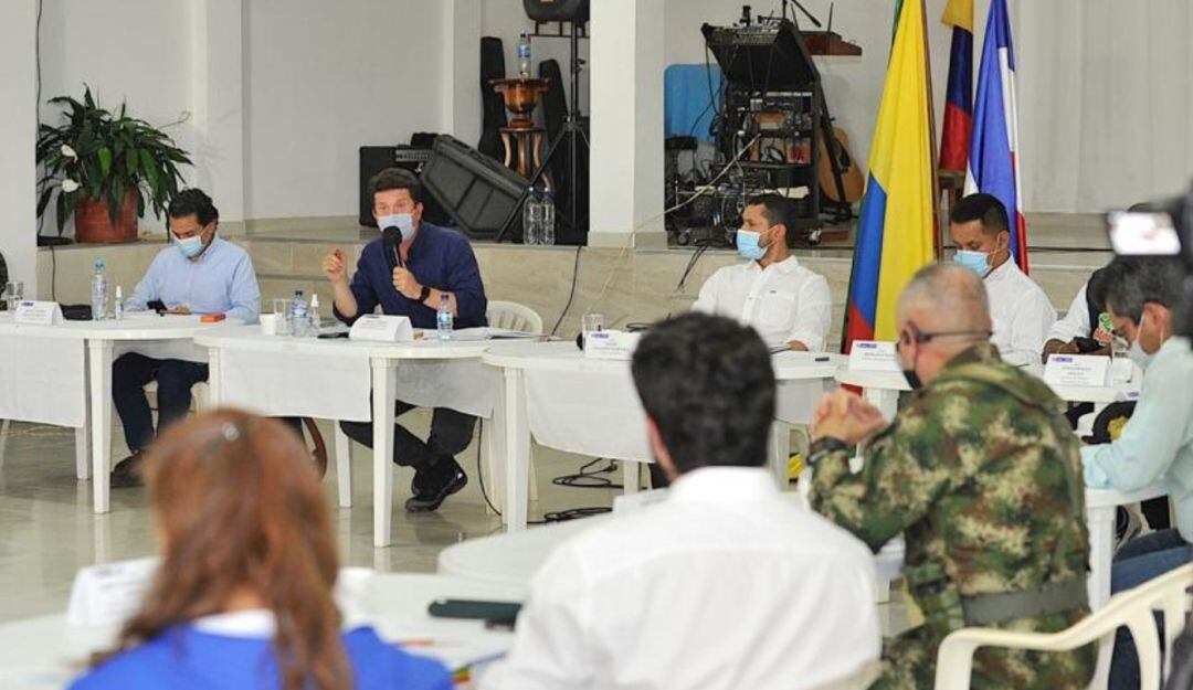 Diego Molano, ministro de Defensa, en reunión en Cauca. 