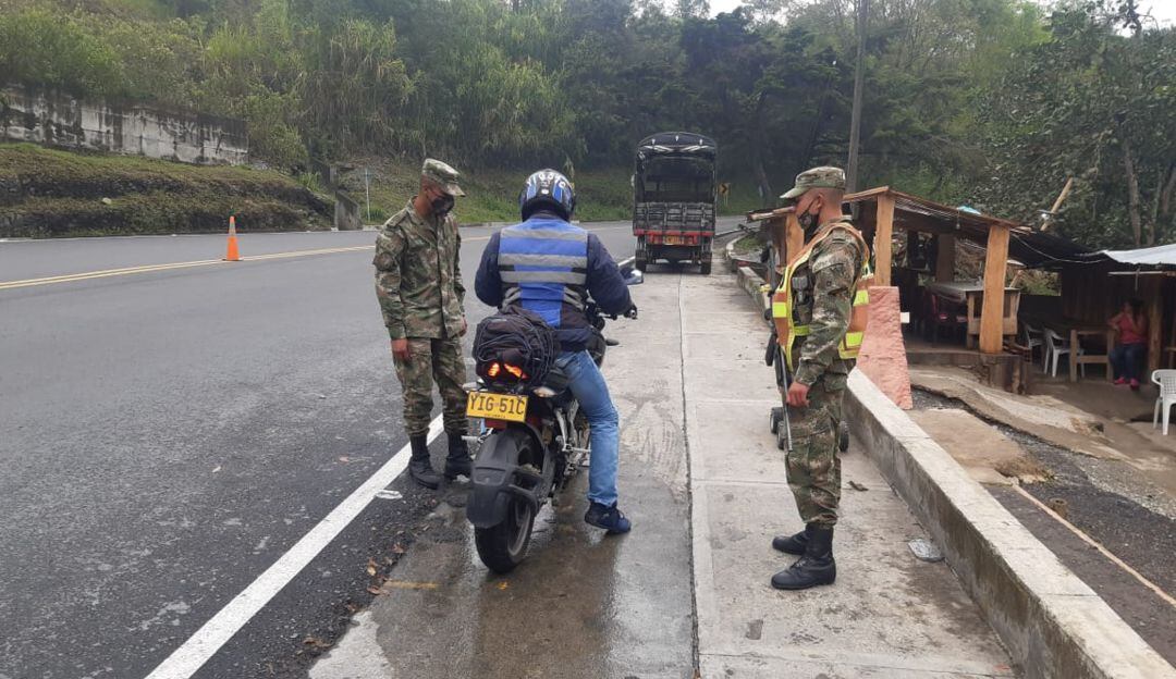 Soldados verifican en la vía La Línea el cumplimiento del aislamiento obligatorio
