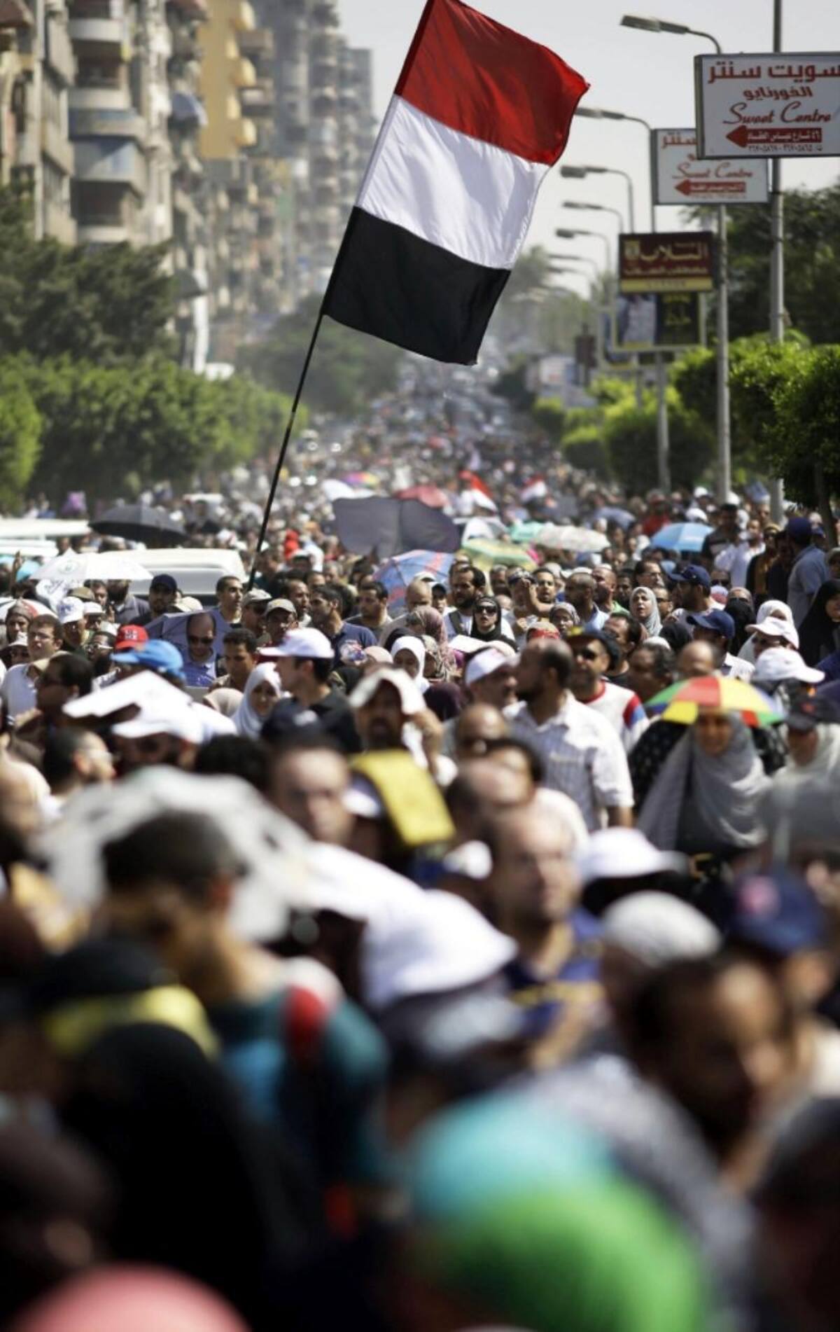 Los simpatizantes de los Hermanos Musulmanes y del depuesto presidente egipcio Mohamed Mursi se manifiestan en Nasr, El Cairo (Egipto),  los islamistas bautizarón  como "Viernes de la Ira". donde más de 30 personas murieron