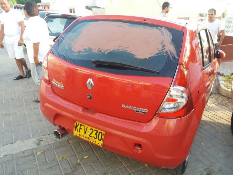 Uno de los vehículos pintados por los vándalos. 