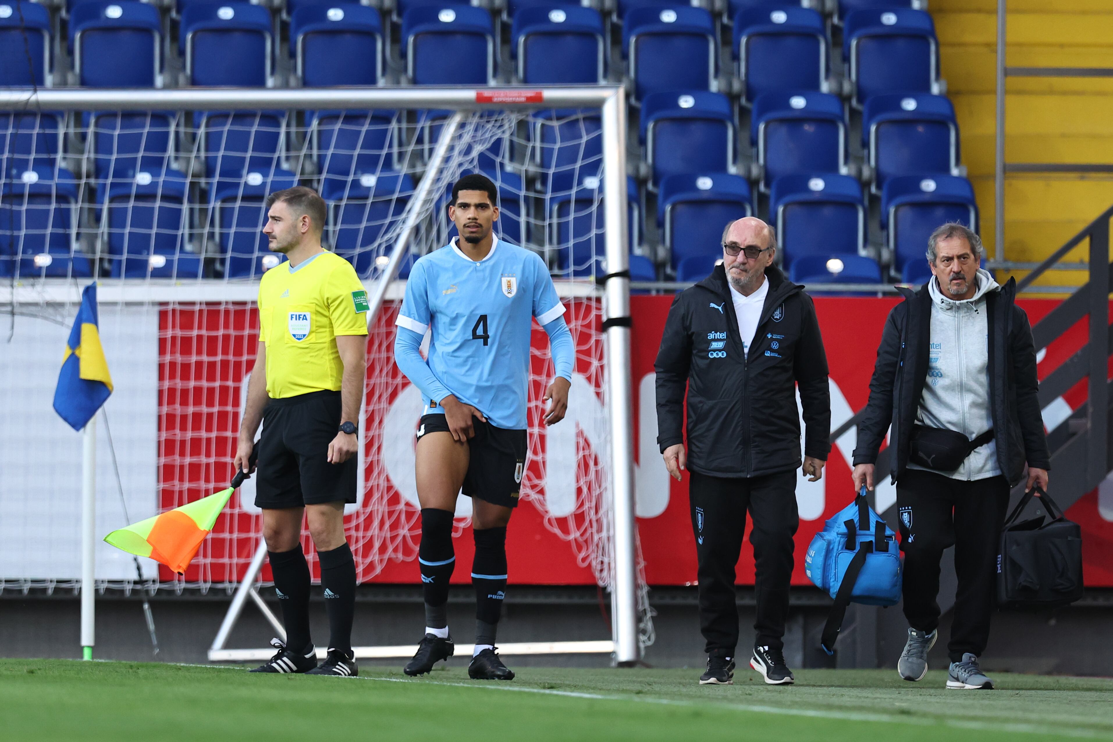 ST. POELTEN, AUSTRIA - SEPTEMBER 23:  Ronald Araujo of Uruguay goes off injured during the International Friendly match between Iran and Uruguay at NV Arena on September 23, 2022 in St. Poelten, Austria. (Photo by Robbie Jay Barratt - AMA/Getty Images)