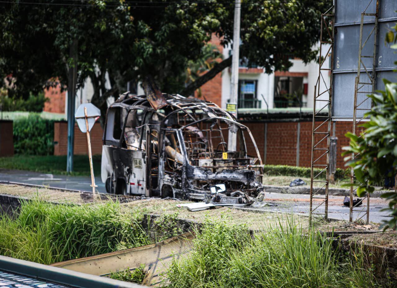 El atentado con una buseta escolar cargada con explosivos en inmediaciones del Batallón Pichincha, en el sur de Cali, dejó dos personas con heridas leves.