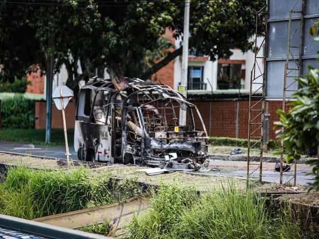 El atentado con una buseta escolar cargada con explosivos en inmediaciones del Batallón Pichincha, en el sur de Cali, dejó dos personas con heridas leves.