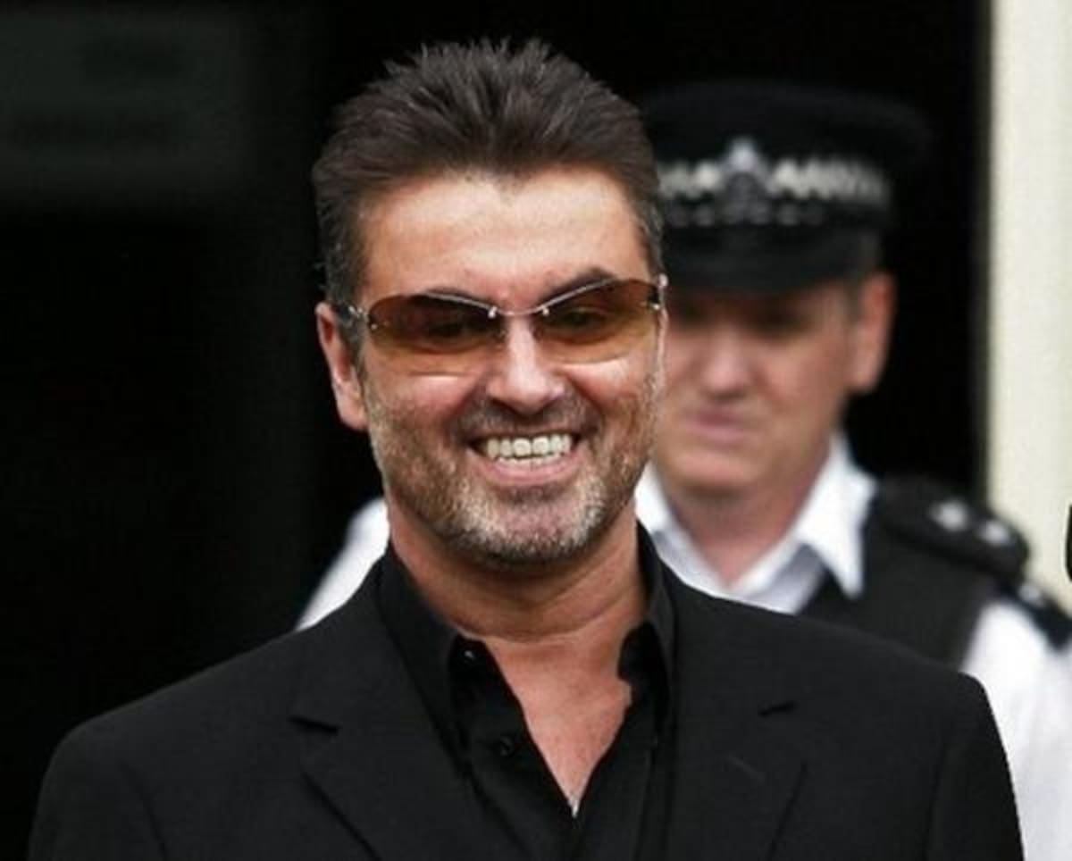 El famoso cantante fue fotografiado teniendo relaciones sexuales con un desconocido en un parque en Londres. Su pareja, con quien planea casarse este año, le perdonó la infidelidadGeorge Michael fue sorprendido bajándose los pantalones en un parque en Londres. Un grupo de paparazzis lo fotografió teniendo relaciones sexuales con otro hombre.Las imágenes, que fueron publicadas por el diario Sunday Mirror, mostraban al astro en plena relación sexual con Norman Kirtland.