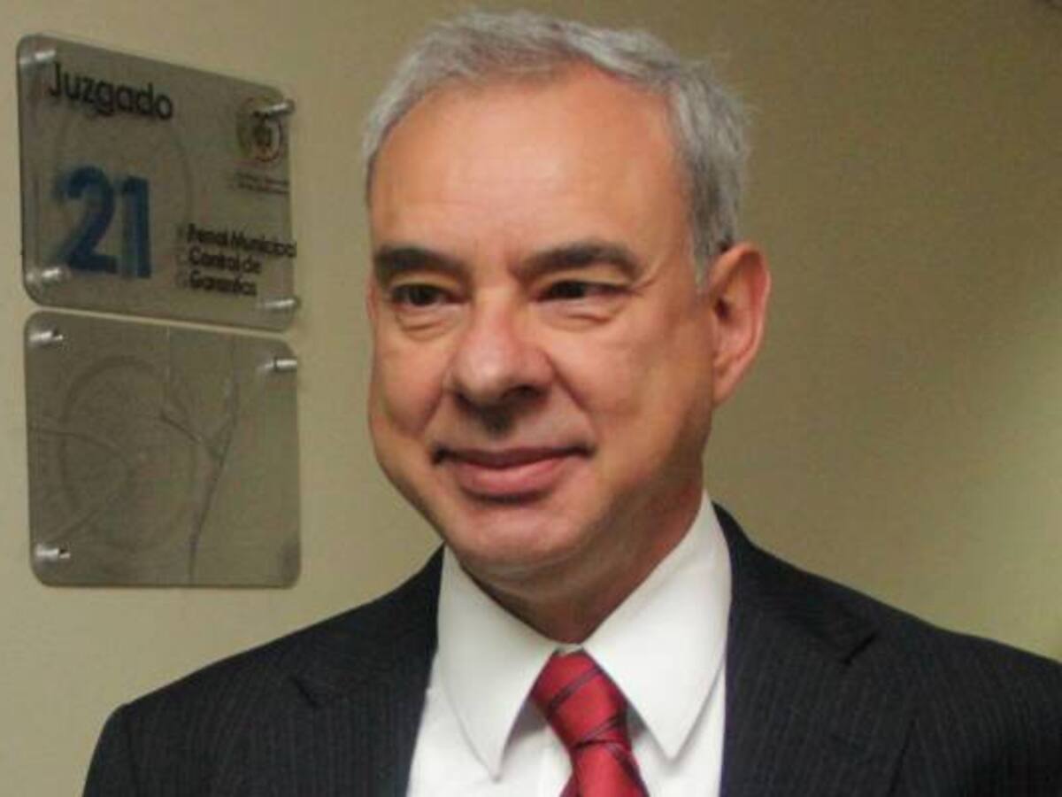 Aplazan imputación a exmagistrado por escándalo de soborno a la Corte Constitucional