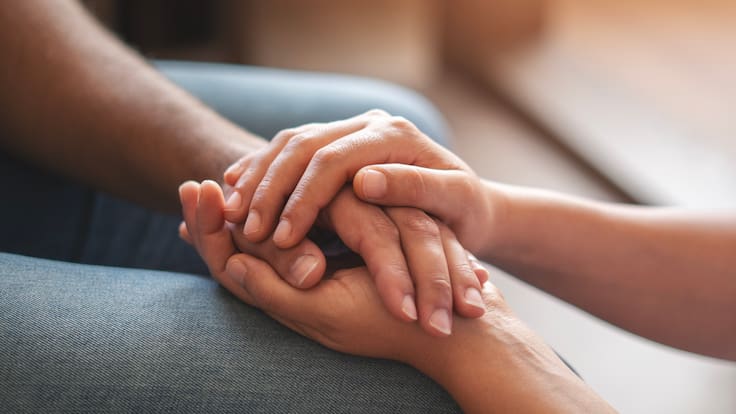 Cómo enfrentar el duelo y cómo acompañar a quienes lo están atravesando: psicóloga explica