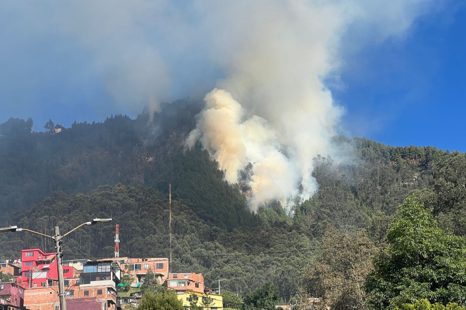 Incendio del cerro El Cable en Bogotá | Foto: W RADIO