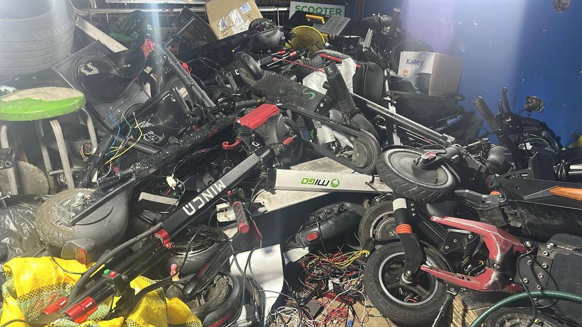 Desmantelan taller que funcionaba como desguazadero de patinetas eléctricas en Santa Fe