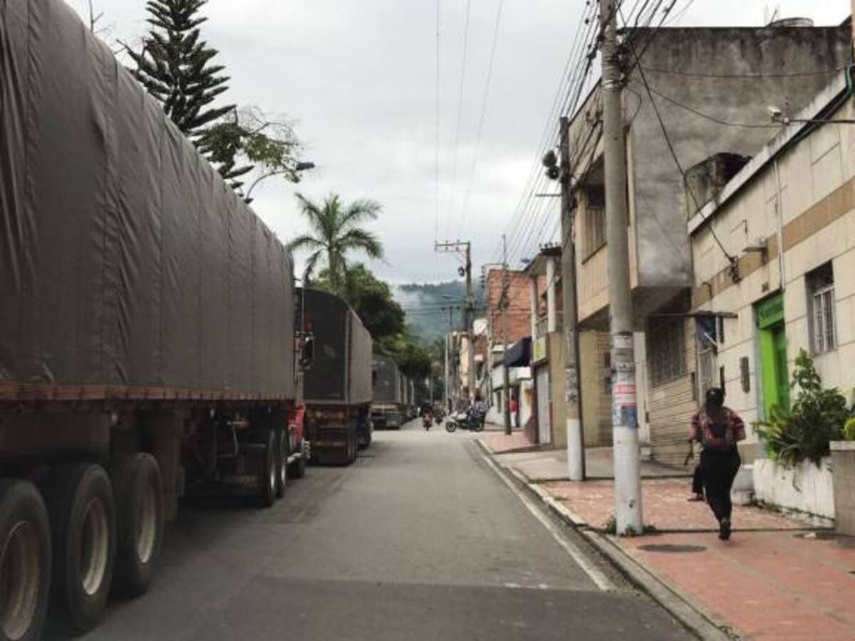 Video: Tractomulas invaden calle esperando apertura de la vía a Cúcuta