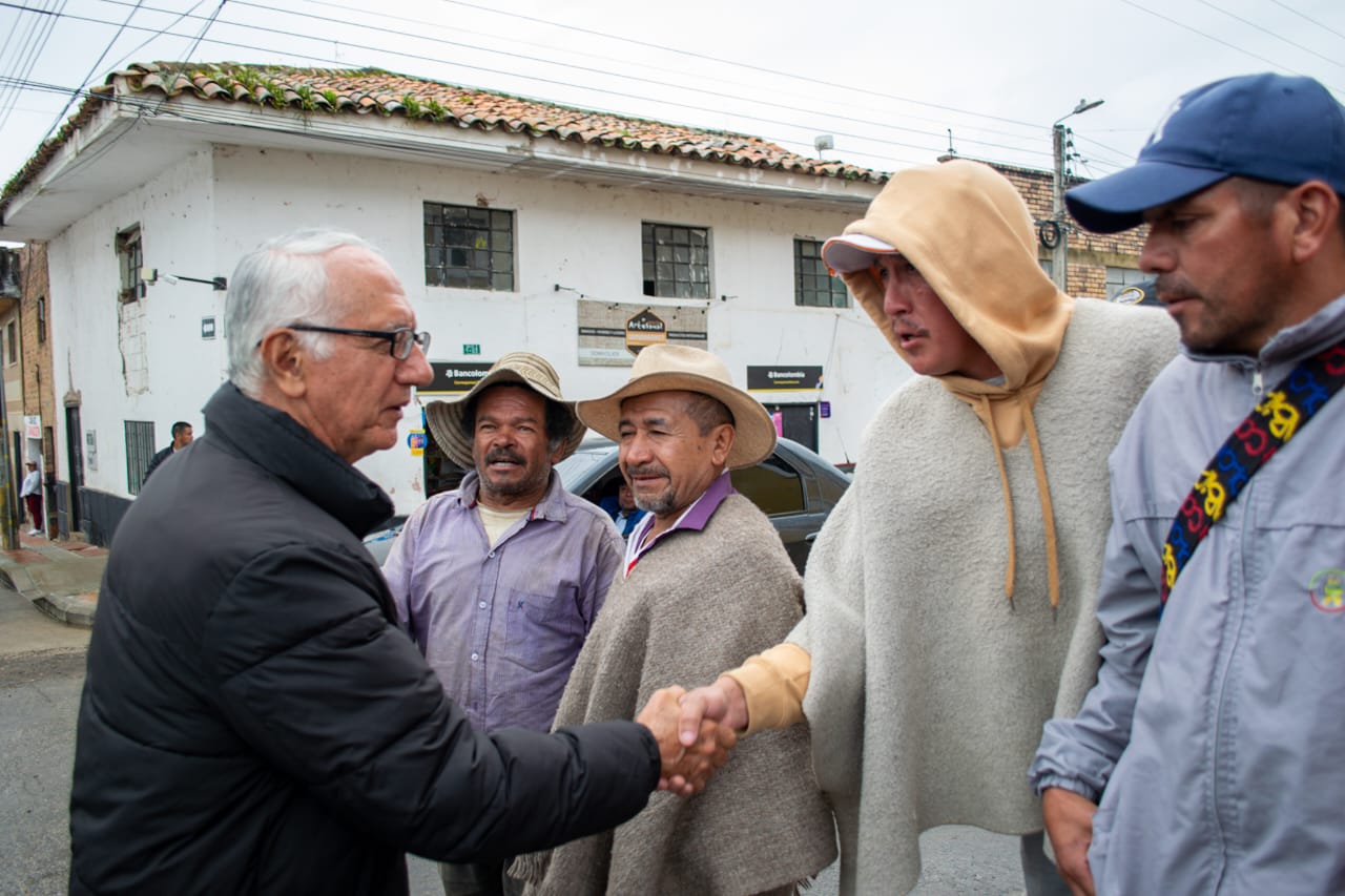 El ministro de Salud, Guillermo Jaramillo, en Turmequé. Foto | Ministerio de Salud