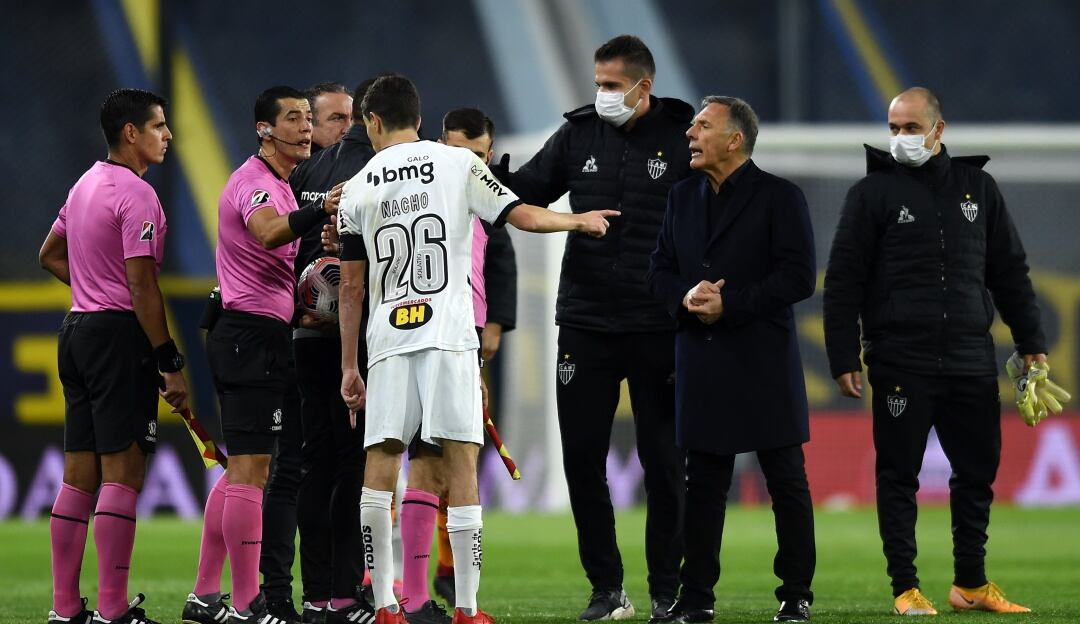 Miguel Ángel Russo, D.T de Boca Juniors, y 'Nacho Fernández de Atlético Mineiro hablando con el árbitro Andrés Rojas