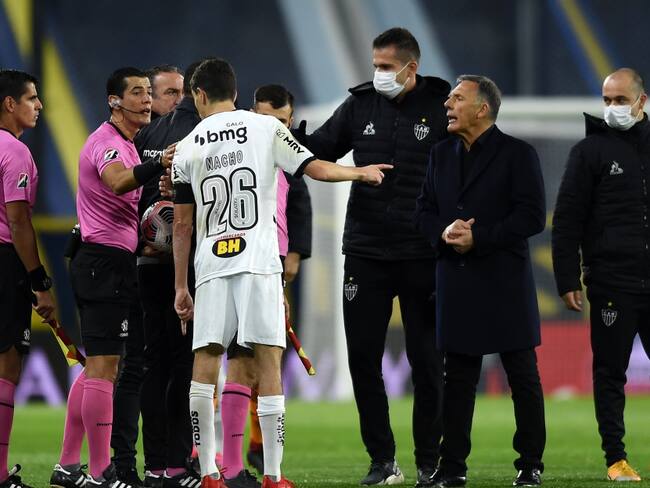 Miguel Ángel Russo, D.T de Boca Juniors, y 'Nacho Fernández de Atlético Mineiro hablando con el árbitro Andrés Rojas