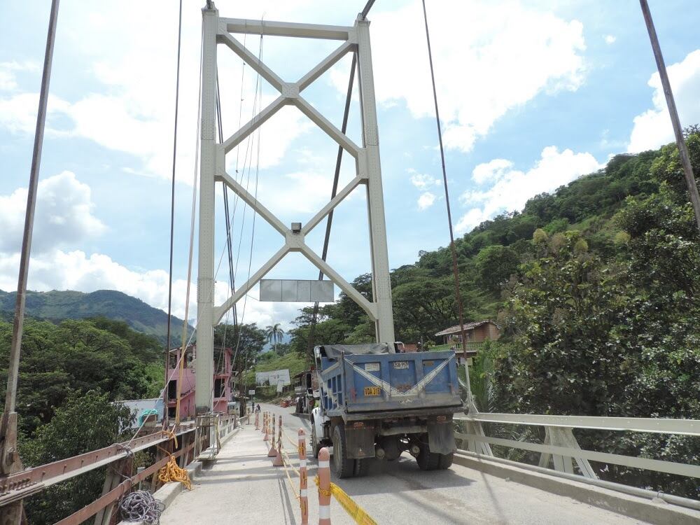 Actualmente solo se permite el paso de un vehículo sobre el puente. Foto: side.caldas.gov.co