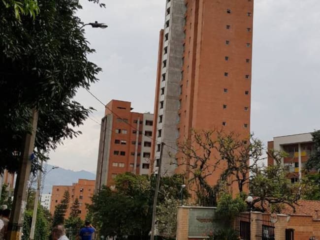 Evacuan edificio por peligro de colapso en Medellín