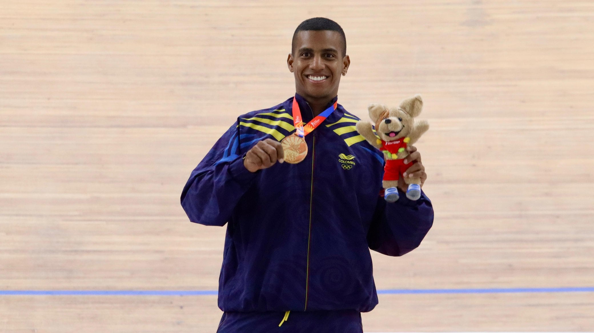 Kevin Quintero celebra con una de sus medallas de oro ganadas en los Juegos Bolivarianos / Twitter: @MinDeporteCol