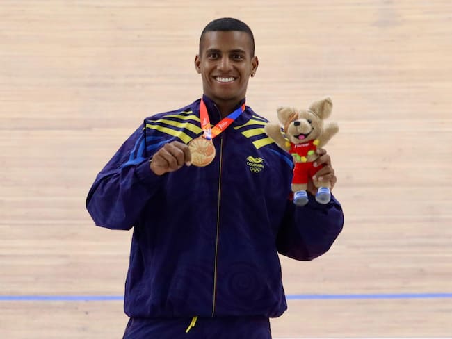 Kevin Quintero celebra con una de sus medallas de oro ganadas en los Juegos Bolivarianos / Twitter: @MinDeporteCol