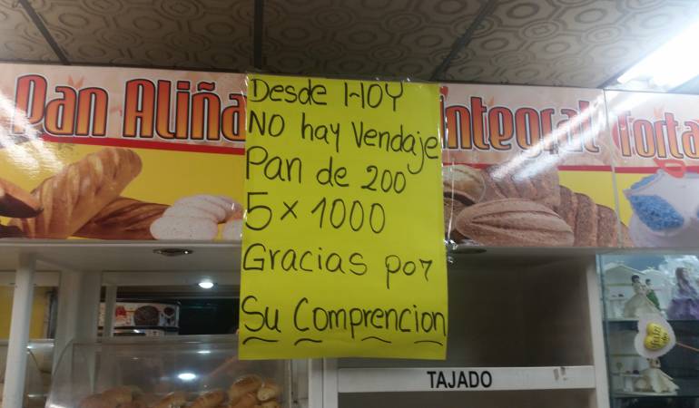Con estos carteles, amanecen hoy las panaderías en Cúcuta.