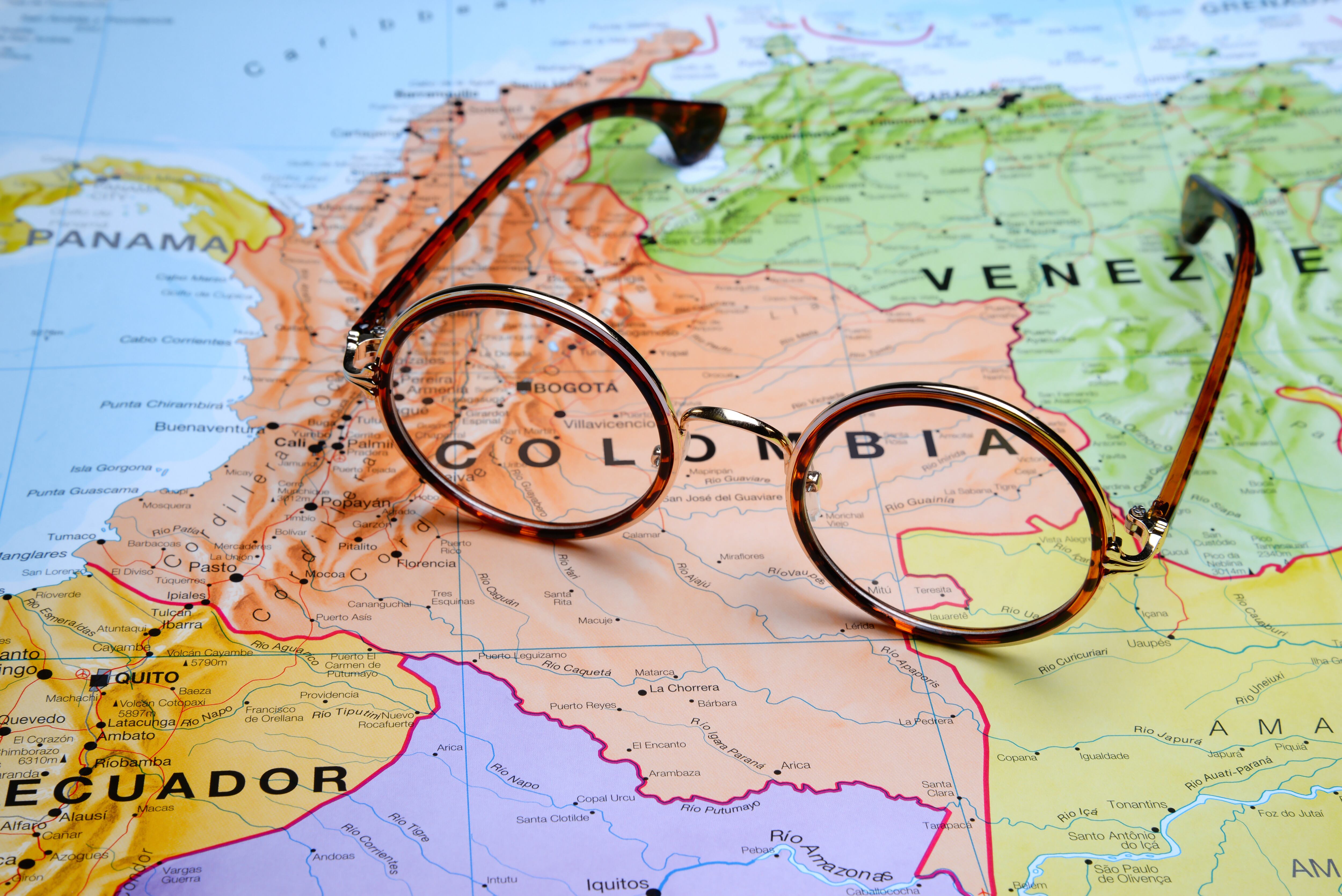 Gafas circulares sobre un Mapa de Colombia (Getty Images)